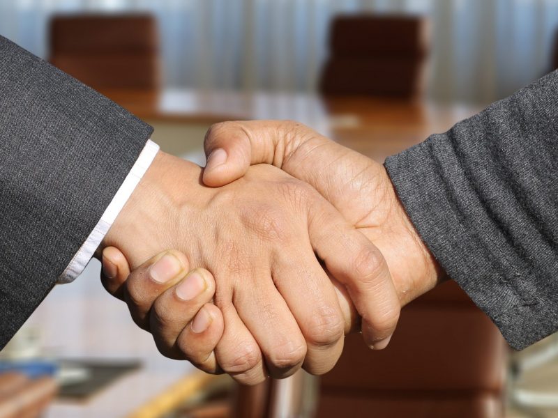 shaking-hands-3091906